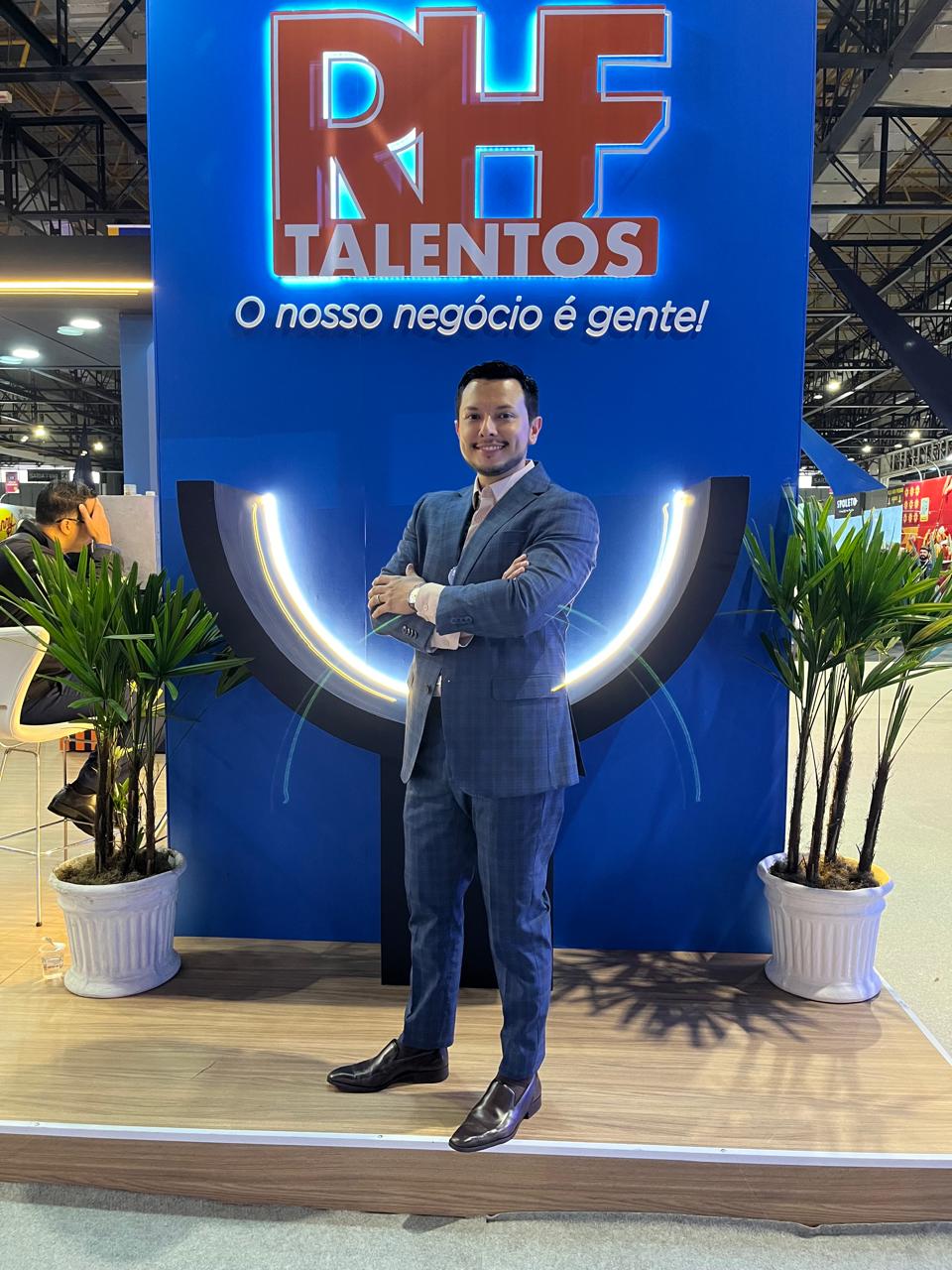 Gustavo Okazaki no estande da RHF Talentos, pronto para atender empresas em todo o Brasil